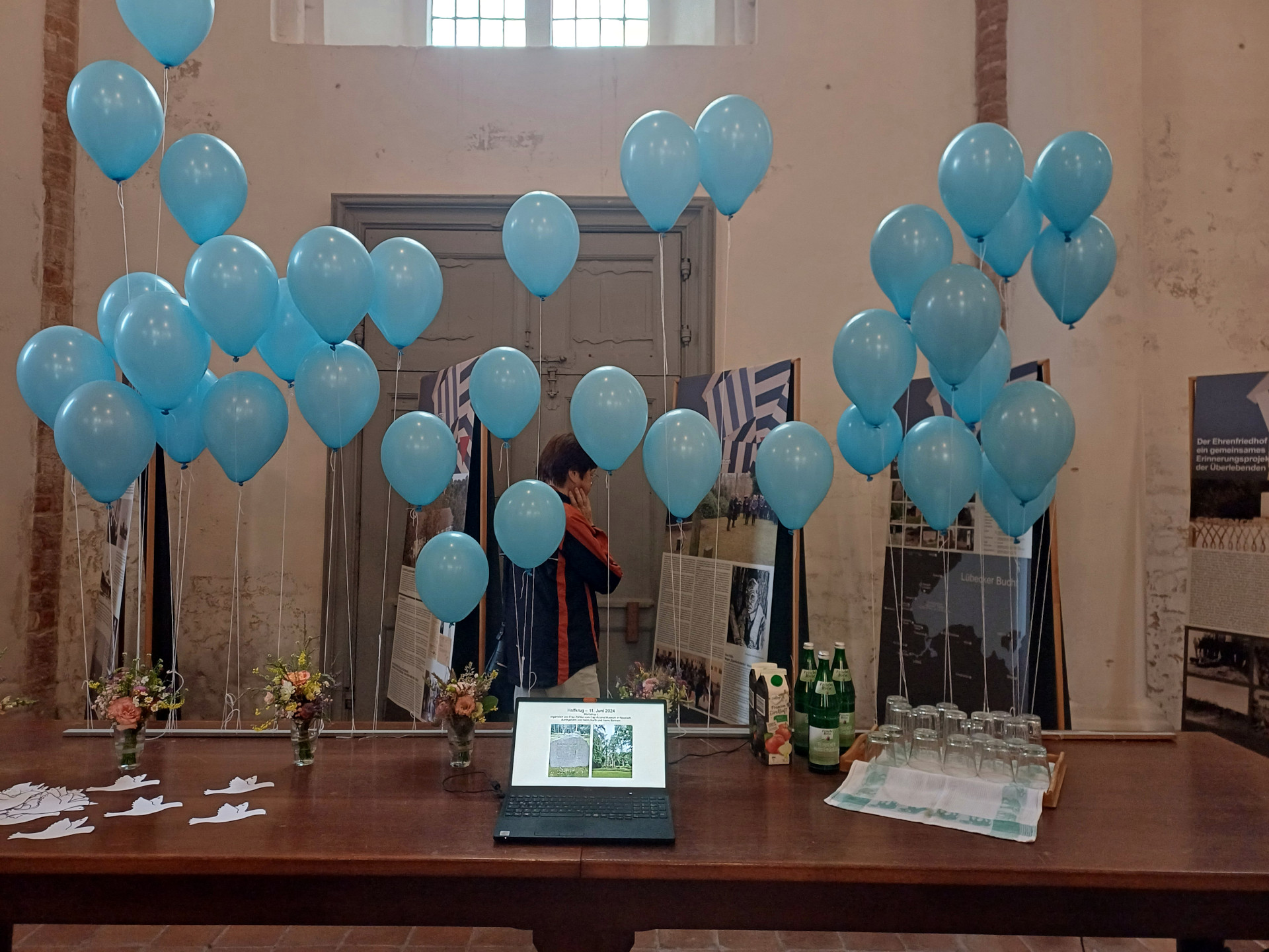 aktion_weisse_tauben_friedenswunsch_cap_arcona_wanderausstellung